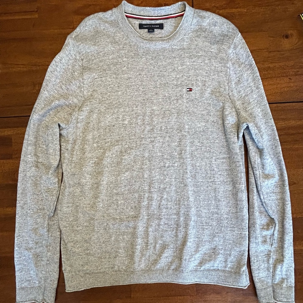 Men’s Tommy Hilfiger lightweight sweater.
